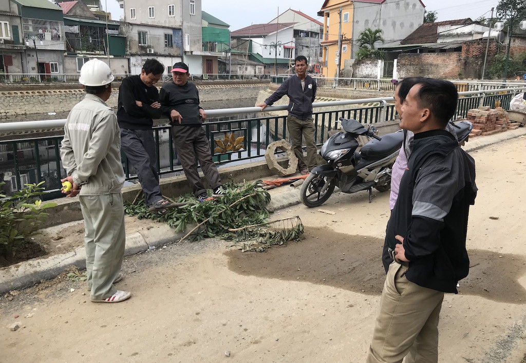 Nghệ[-]An:[-]Kinh[-]hãi[-]nước[-]trong[-]kênh[-]hào[-]Thành[-]Cổ[-]đột[-]ngột[-]chuyển[-]đen[-]như[-]mực!